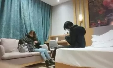 【文曲探花】，新人小伙，酒店约小少妇，网袜情趣装，黑森林中淫水不断