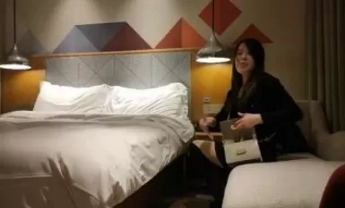 禁止吸烟约黑靴包臀裙轻熟女，现金支付揉穴爆插小嘴，翘着屁股口交