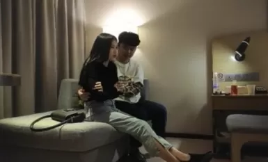 加錢哥深夜年輕嫩妹，喜歡暗一點的氛圍，開檔吊帶絲襪，扶著細腰後入猛頂