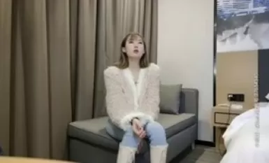 顶级颜值甜美高价大圈兼职美女，拨开情趣内裤揉小穴，跪地深喉口技不错