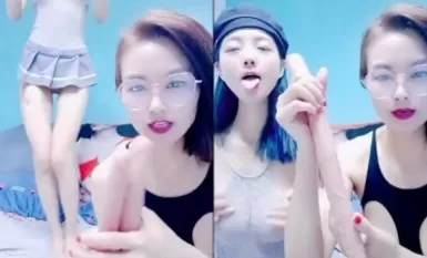 Si ibu melatih anak perempuannya untuk mendedahkan wajahnya dengan cara yang seksi dan menggoda. Si ibu sangat selekeh dan anak perempuannya cantik.