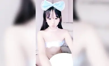 【水鉄砲噴射】とってもセクシーで可愛い！スタイル抜群の美人女子高生！情熱的な裸ダンス_小道具を使ったオナニー（27）