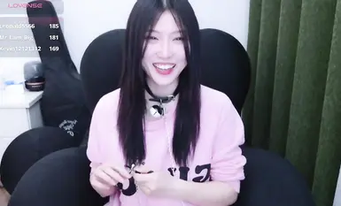 Stripchat dewi baru Rainybaby debut dalam rancangan melancap penuh bogel (26)