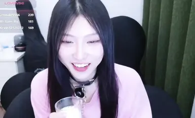 스트립챗 신인 여신 레이니베이비, 누드 자위쇼 데뷔 (27)