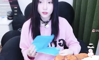 Stripchat dewi baru Rainybaby debut dalam rancangan melancap bogel penuh (28)