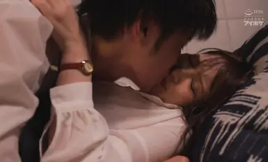 IPX-836 出差途中遭遇破紀錄降雨，突然與處女下屬同房……被她濕潤的身體所刺激，對她進行攻擊，並進行了八次濕透、持續不斷的性愛，直到黎明 美咲奈々美