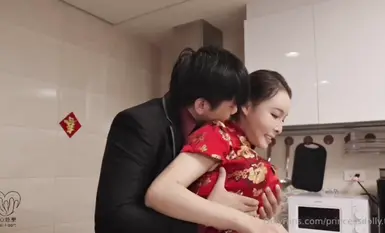 SWAG 유명 잘 알려진 네트워크 노란색, 국내 인기 고가 AV 여배우 "와와" "Weng Yucheng" "Dragon Porn New Year" 새해 전날 저녁 식사 날, 삼촌 Long Jing은 시누이의 집에 들어서자마자 문을 열고 들어가자마자 시누이의 구멍을 탐험했습니다.