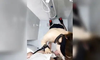 Ratu seksi sembilan kepala "Luck Slutty Wife Medusa" kelab fail baharu secara rawak menangkap dua lelaki bujang di dalam bilik air untuk melakukan hubungan seks dari depan dan belakang untuk meniduri faraj yang bengkak dan merangkap mulut (1)