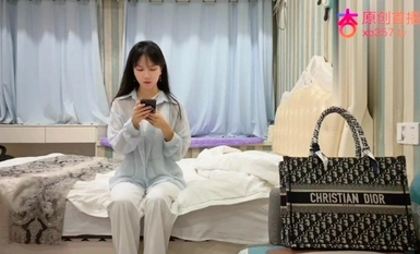 Makipag-ugnay sa isang dalisay at katangi-tanging batang babae sa elementarya