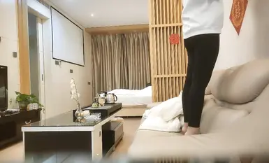 คืนนี้ สาวพาร์ทไทม์ขาเรียวและหุ่นผอมบางฝังหัวลึกคอเลียอวัยวะเพศชายและเย็ดจิมิจากด้านหลัง