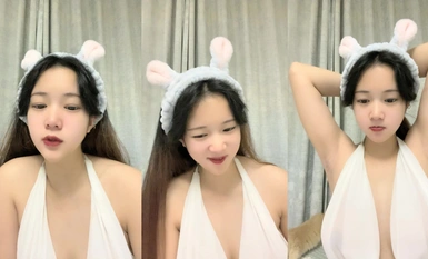 白色抹胸晚礼服，超短裙，很销魂，大白屁股都是露在外面，丰满大奶子，侧面露出一线天道具插入粉穴