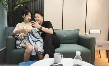 青春美女80多斤，讓人動容，纖細美腿高清拍攝超近視角，騎乘抽插站立後入