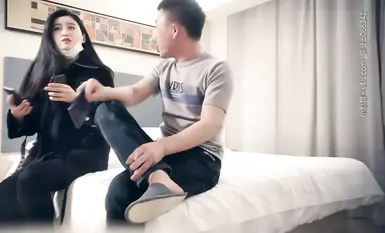 颜值不错黑衣妹子啪啪，先聊天，穿上黑丝掰穴摸逼侧入抽插抱起来猛操