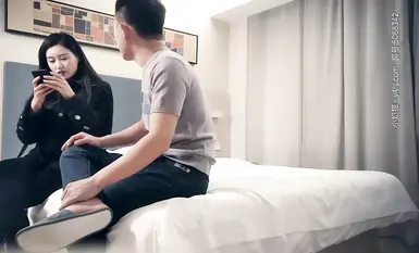 สาวสวยในชุดดำโดนเย็ด คุยก่อน สวมผ้าไหมสีดำ กางจิ๋มออก แตะจิ๋มเธอ ดันไปด้านข้าง แล้วจับเธอขึ้นแล้วเย็ดแรงๆ