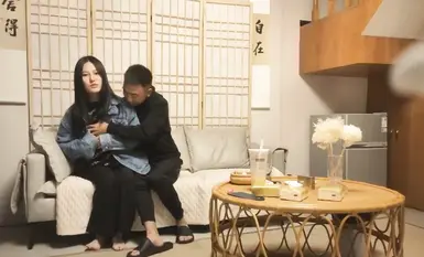 Pelacur tatu lengan bunga, Kai Ruting pendiam, dia bukan orang yang sama selepas menanggalkan pakaiannya, dan dia akan meniduri jarinya di atas sofa dan menggodanya.