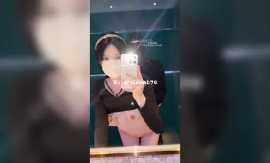 [紫蛋_zidan670] 4_15 "Sex KTV" KTV ตลาดมวลชนกลายมาเป็นสนามรบแห่งเซ็กส์ พี่ชายของฉันแทรกตัวฉันจากด้านหลังอย่างโหดร้าย ผมดีใจมากจนกลัวจริงๆ ว่าพนักงานเสิร์ฟจะเข้ามาทันที