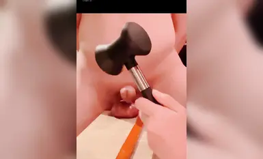 Permaisuri Ann akan berasa lebih sakit apabila memukul testis dengan bahagian berduri palu selama 2 minit