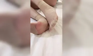 推特新晉4年綠帽美腿淫妻網黃「一個ren」《夜下名媛2》和服交際花穿上和服跪地口交，對鏡後入，沒有假雞巴舔，只好舔主人的手指