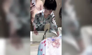 推特新晉4年綠帽美腿淫妻網黃「一個ren」《夜下名媛2》和服交際花穿上和服跪地口交，對鏡後入，沒有假雞巴舔，只好舔主人的手指