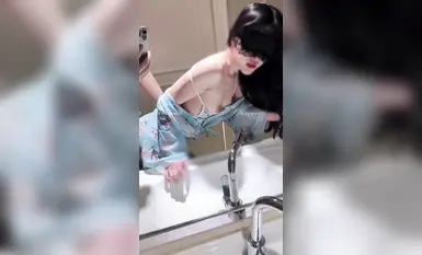 推特新晉4年綠帽美腿淫妻網黃「一個ren」《夜下名媛2》和服交際花穿上和服跪地口交，對鏡後入，沒有假雞巴舔，只好舔主人的手指