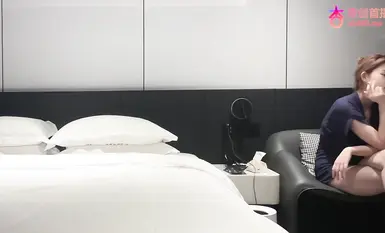 Bergaul dengan seorang gadis comel dengan payudara yang cantik dan pejal. Apabila dia berada di atas, dia meminta saya untuk tidak bergerak dan dia mahu melakukannya sendiri.