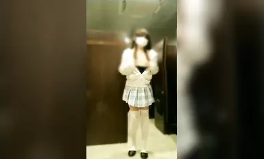 齐膝少女乳头自慰