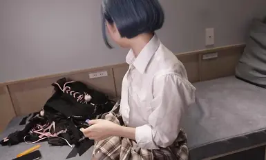 fc2-ppv-4517338 (1) 【4K高清】短短半年粉丝暴增12.5万的“蓝发人气主播”，用裸露的中出镜头背叛粉丝。珍稀影片首次公开。*价格将分阶段上涨