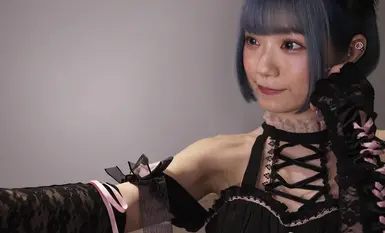 fc2-ppv-4517338 (2) 【4K高清】短短半年粉丝突破12.5万「那个蓝发人气主播」，首次公开的纯情中出视频，背叛粉丝。*价格将逐步上涨