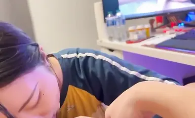 清纯听话的女大学生，人前是气质女神，在床上是个喜欢口交吃鸡的小母狗，被男友用铁链捆绑无套后入