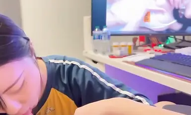 清纯听话的女大学生，人前是气质女神，在床上是个喜欢口交吃鸡的小母狗，被男友用铁链捆绑无套后入