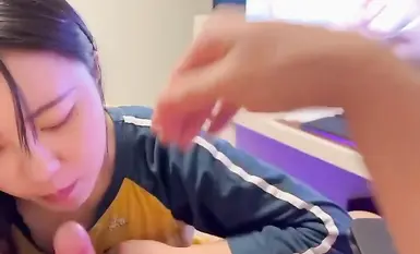 清纯听话的女大学生，人前是气质女神，在床上是个喜欢口交吃鸡的小母狗，被男友用铁链捆绑无套后入