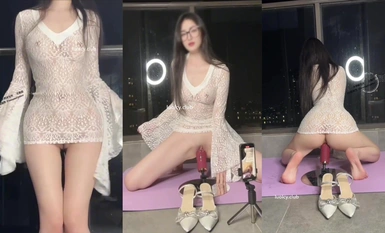 【小美miyoki】阳台露出蕾丝超透镂空裙自慰，各种炮击狂插狂喷，最后湿禁尿的满地和整个高跟鞋里面都是