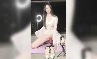 [샤오메이 미요키] 발코니에서 레이스 초투명 움푹 들어간 치마가 드러나고 자위행위를 하며 온갖 폭격과 미친 듯한 삽입과 사정을 벌이고 마지막으로 젖은 소변이 바닥을 뒤덮고 하이힐 전체가