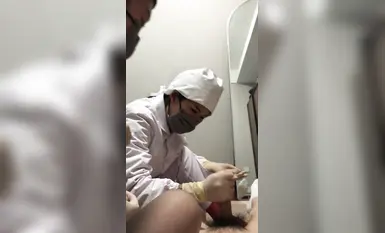 Doktor dan jururawat secara profesional mengeluarkan sperma, kerja kaki, menghisap ayam, pakaian seragam profesional, pelbagai stoking kontras, mengekstrak sperma kaki sutera (3)