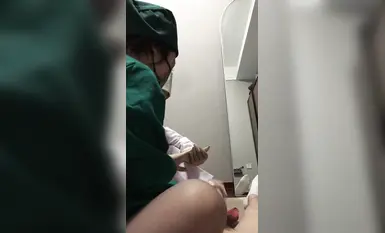 Doktor dan jururawat secara profesional mengeluarkan sperma, kerja kaki, menghisap ayam, pakaian seragam profesional, pelbagai stoking kontras, mengekstrak sperma kaki sutera (3)