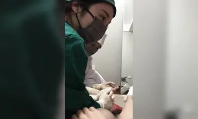 Doktor dan jururawat secara profesional mengeluarkan sperma, kerja kaki, menghisap ayam, pakaian seragam profesional, pelbagai stoking kontras, mengekstrak sperma kaki sutera (3)