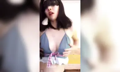 Jalang yang merupakan ibu kepada seorang bayi di tahun senior kolejnya. Dia masih muda dan tidak tahan kesepian. Dia menari telanjang secara peribadi, yang boleh melegakan keinginannya untuk diperhatikan dan memuaskan hati abang dalam senarai (1)