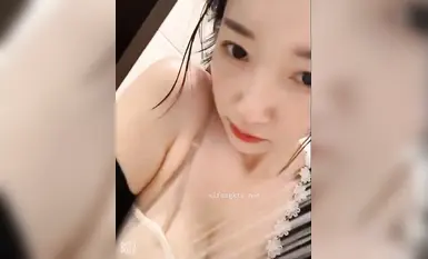 แม่มดสาวที่เป็นแม่ในชั้นปีสุดท้ายของมหาวิทยาลัย เธอทนความเหงาไม่ได้เลยเมื่อยังเด็ก เธอจึงเต้นรำเปลือยกายในที่ส่วนตัว ซึ่งช่วยบรรเทาความต้องการที่จะถูกจับตามอง และตอบสนองความต้องการของพี่ชายในรายชื่อ (6)