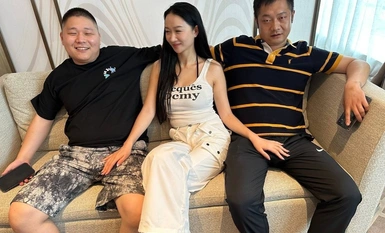 Ang pinakamahusay na stewardess ay natatakpan ng isang malaking tao, sinasanay at nilalaro sa iba't ibang paraan, ang pink butterfly hole ay nakabuka nang malapitan, ang mga props ay mabilis na ipinasok sa ibabang bahagi ng katawan, at siya ay patuloy