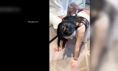 極品空姐滿身大漢，被各種調教玩弄，粉潤蝴蝶穴掰開特寫，道具速插下體，淫叫不斷 (1)