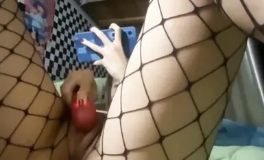 몸매 최고에 가슴까지 예쁜 여자가 기숙사에서 가슴 만지고 자위하며 몸매 자랑. 이년 진짜 세상 최고다 (1)