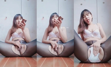 黒いストッキングとベル型の胸を持つ最高の若い女性が、彼女の猫を広げてオナニーします（2）