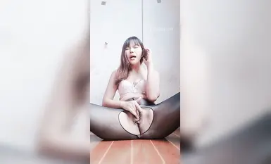 極品黑絲吊鍾乳小少婦，掰逼插穴自慰發騷 (2)