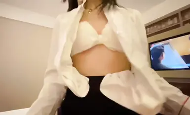 Ang mayamang lalaki ay nakikipaglaro sa pinakamahusay na contrast bitch stewardess na walang condom, black silk uniform, deep throat play (2)