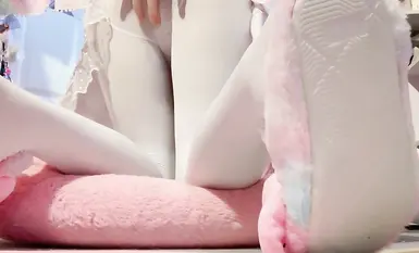 双马尾白嫩大一小母狗，洛丽塔白丝美腿，大尺度自插粉穴超诱惑(2)