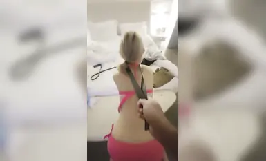 超嫩的黃毛女大學生，在酒店被黃毛在沙發上無套抽插，妹子的極品粉嫩嫩穴簡直極品，這戶型真的稀有極品