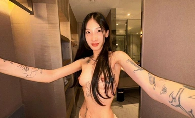 顏值蠻不錯的紋身精神小妹大學生，被金主玩弄調教，變成一隻母狗，自拍求操