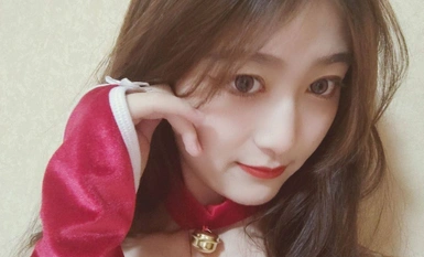 เด็กสาวรุ่นน้องจากมหาวิทยาลัยแห่งหนึ่งนอกใจแฟนหนุ่มที่อยู่ห่างไกลของเธอมาหลายปี เธอได้รับการฝึกฝนเป็นการส่วนตัวและถูกผู้ชายรุ่นที่สองที่ร่ำรวยข่มขืน หลังจากนั้น เธอก็ถูกผู้ชายที่มีเงินทิ้งและเลิกรากันไป