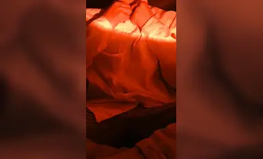 Gadis kontras kecantikan tulen, buka pukinya dan gosok payudaranya, selfie dekat puki merah jambu