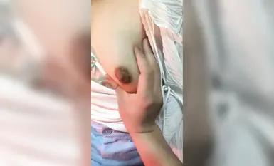 นักศึกษาสาวสุดเซ็กซี่หน้าตาดี ถ่ายเซลฟี่แบบส่วนตัวให้แฟนหนุ่มดู และขอร้องให้เขาเย็ดเธอ โดยเธอสวมเครื่องแบบต่างๆ และถุงน่องสีดำเพื่อยั่วยวนแฟนหนุ่ม ซึ่งเป็นผู้หญิงใจร้ายตัวจริง